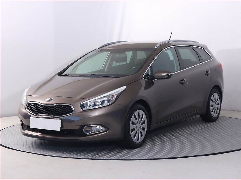 Kia Ceed (2015) 1.6 GDI, Serv.kniha, Tempomat - fotka 2 z 16