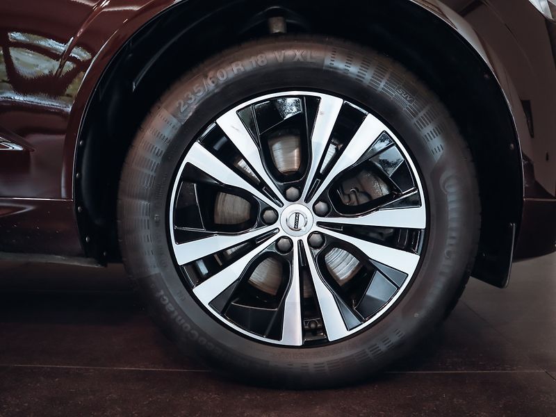 Volvo XC60 B4 AWD Momentum Pro - fotka 28 z 28