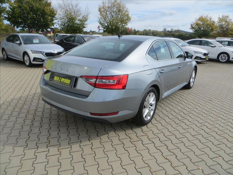 Škoda Superb 1,5 TSI 110kW Style - fotka 9 z 27