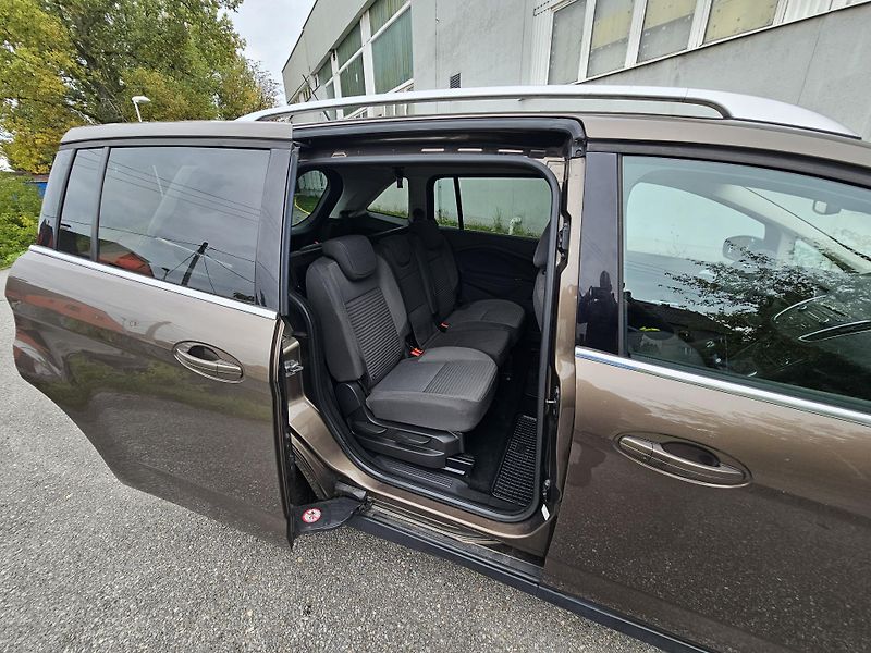 Ford Grand C-MAX (2016) 1.5 ECOBOOST-TITANIUM - fotka 17 z 20