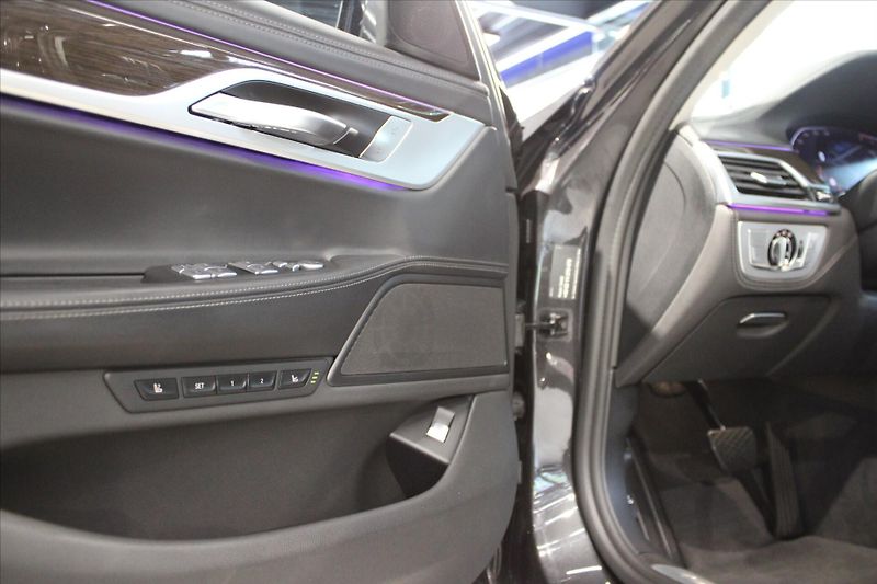 BMW Řada 7 740d xDrive Masáž/NezTop/360°/ - fotka 10 z 37