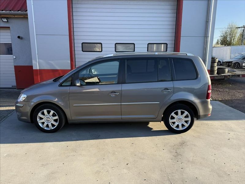 Volkswagen Touran 2,0 TDi DSG highline 7-míst - fotka 2 z 18