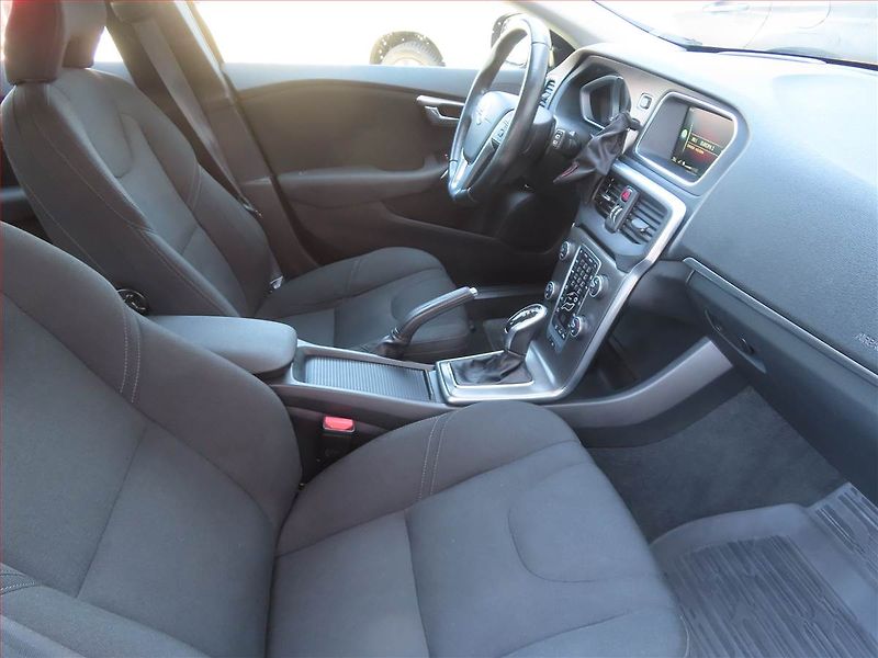 Volvo V40 (2016) 1.5 T2, Automat, Navi, Xenony - fotka 9 z 21