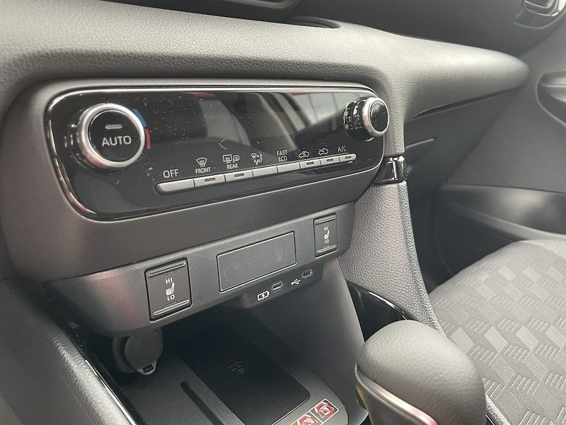 Toyota Yaris 1.5 Hybrid Style ODBĚR ihned - fotka 18 z 27