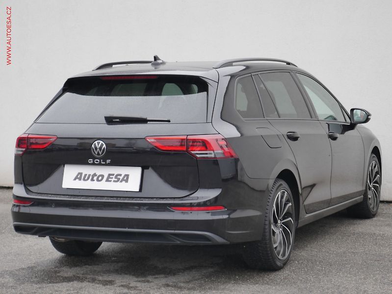 Volkswagen Golf (2021) 1.5TSi, ČR, Life, LED, park - fotka 4 z 22
