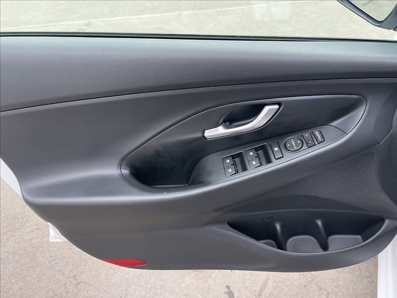 Hyundai i30 1,5 T-GDI AT7 Combi Smart PDC - fotka 14 z 22