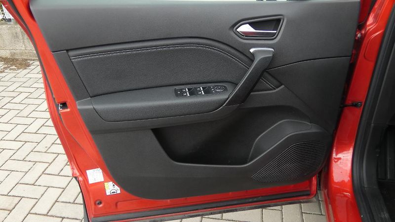 Renault Captur 1,3  TCe 140 Techno EDC - fotka 8 z 22