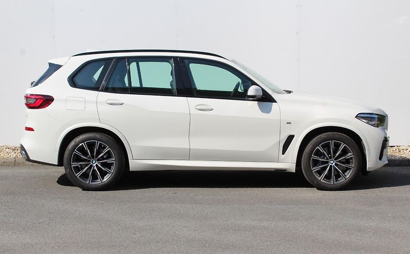BMW X5 xDrive30d - fotka 3 z 24