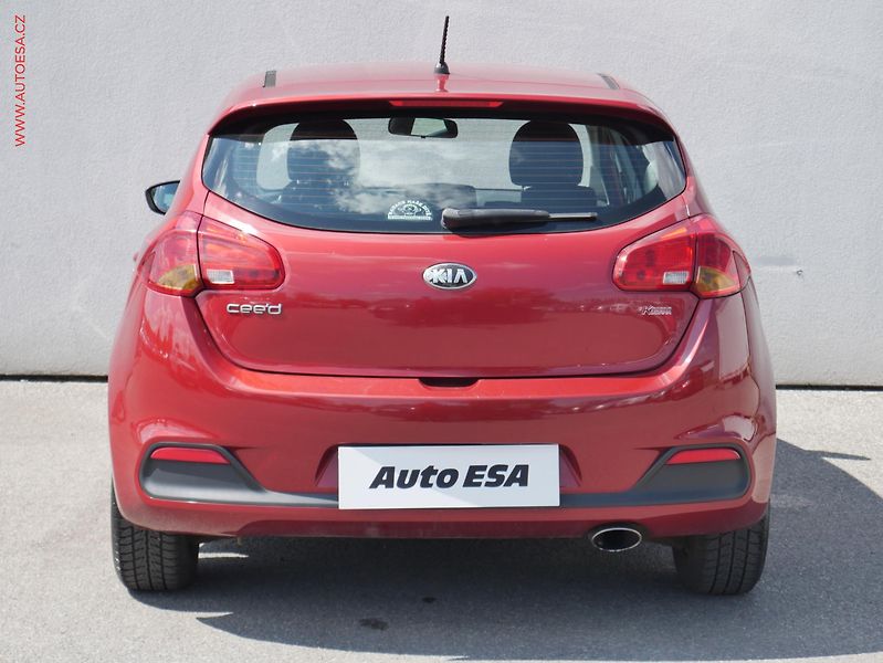 Kia Ceed (2014) 1.4i, 1.maj,ČR, AC - fotka 5 z 19
