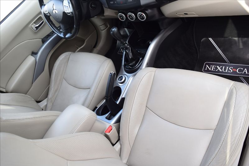 Mitsubishi Outlander 2,2 d 115KW TAŽNÉ 7MÍST 4X4 - fotka 23 z 51