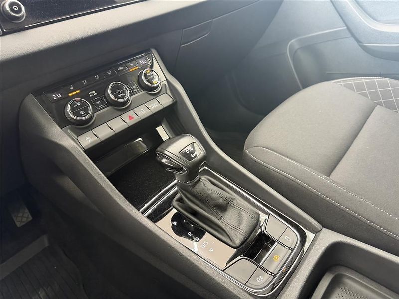 Škoda Karoq 2,0 TDi, DSG,NAVI,TZ,LED - fotka 13 z 28
