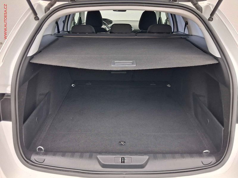 Peugeot 308 (2019) 1.2 PT, 1.maj,ČR, servis - fotka 7 z 17