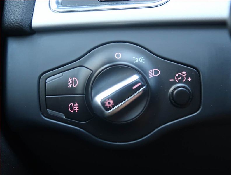 Audi A4 (2011) 2.0 TDI, Navi, Tempomat - fotka 16 z 21