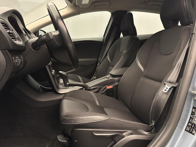 Volvo V40 T2 MOMENTUM AUT  - fotka 4 z 41