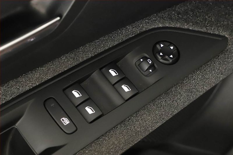 Peugeot 3008 (2019) 1.2 PureTech, Serv.kniha, Navi - fotka 13 z 13