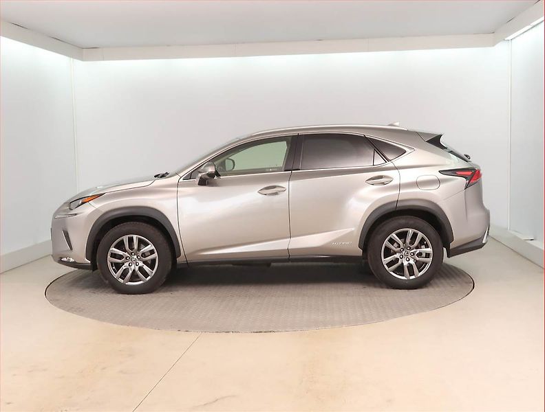 Lexus NX 300h (2018) Prestige 300h - fotka 3 z 16