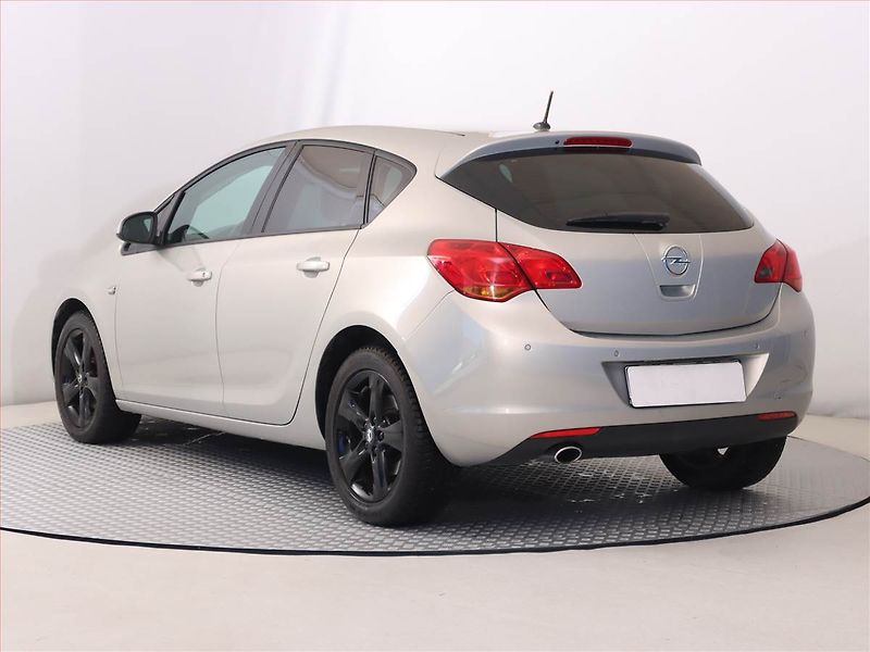 Opel Astra (2010) 1.6 T, Automat, Tempomat - fotka 4 z 18