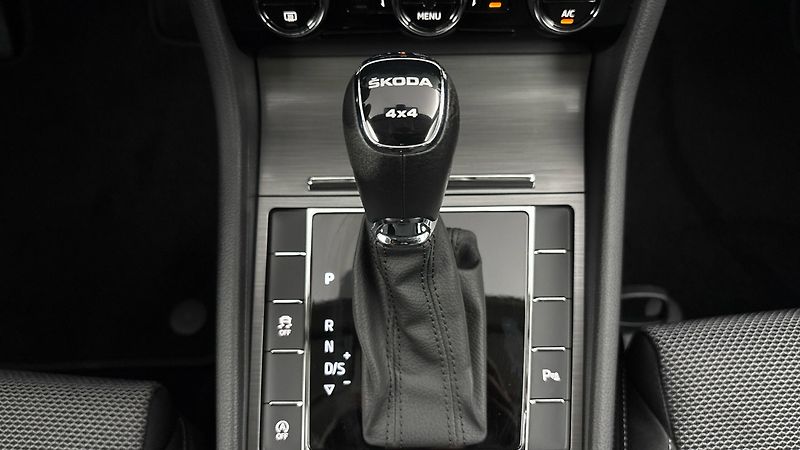 Škoda Superb 2.0 TDI DSG 4x4 Style Combi - fotka 24 z 28