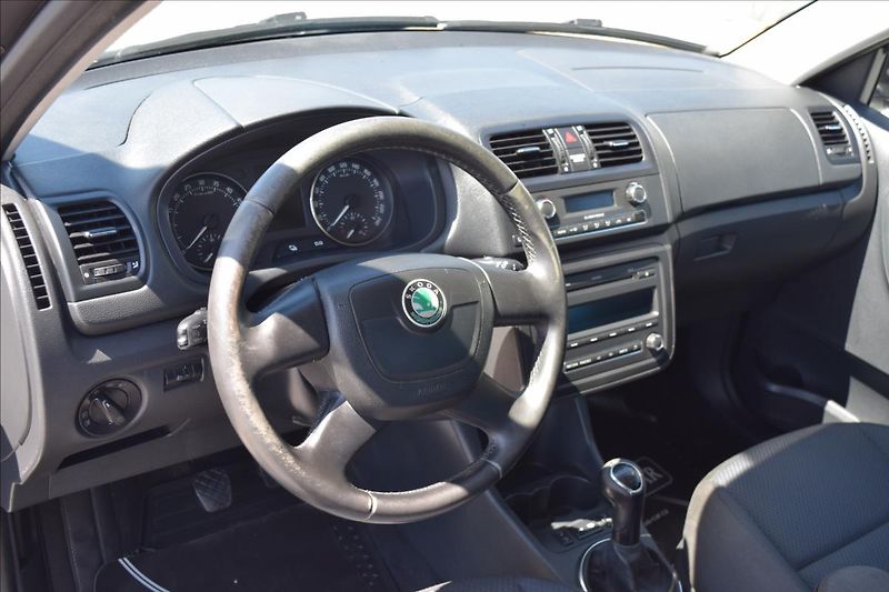 Škoda Fabia 1,6 TDI TAŽNÉ PO SERVISE ALU - fotka 16 z 46