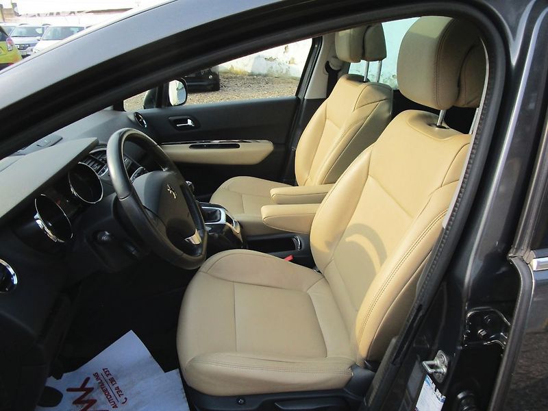 Peugeot 5008 1,6 - 115KW - NOVÁ STK - fotka 11 z 36
