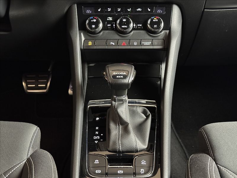 Škoda Karoq 2,0 TDi  DSG 4x4 Sportline LED - fotka 17 z 44