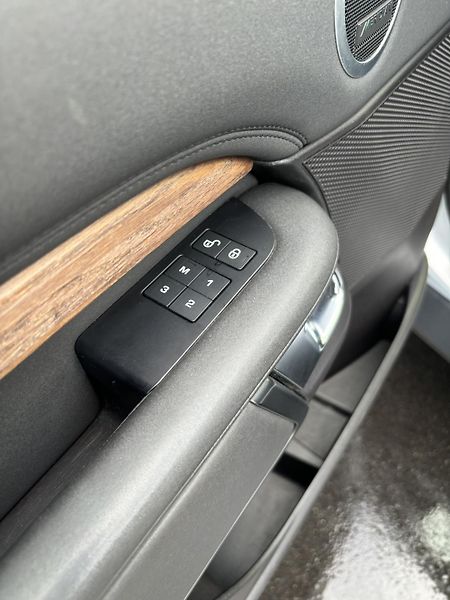Land Rover Discovery 2.0SD4 177kW LUXURY 7-Míst TZ - fotka 8 z 29