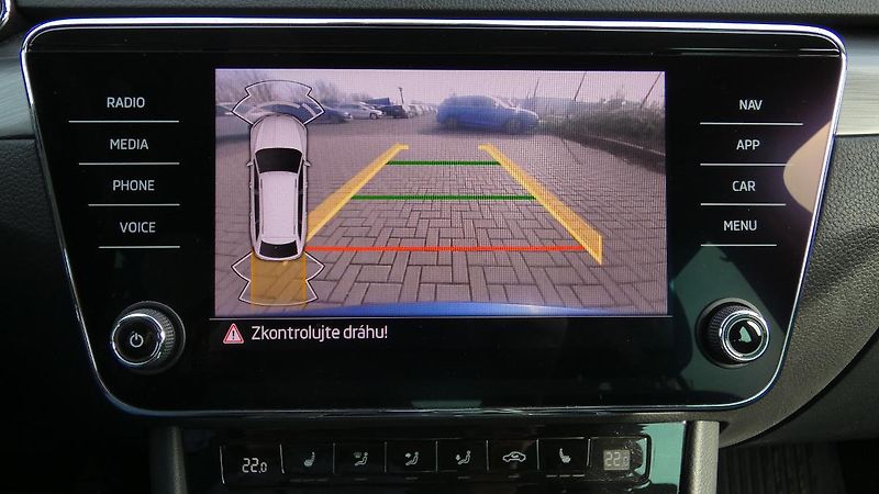 Škoda Superb Combi 1.5 TSI DSG Style - fotka 16 z 27
