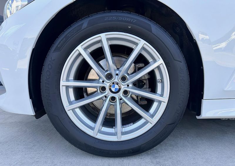 BMW Řada 3 318i Touring - fotka 24 z 24