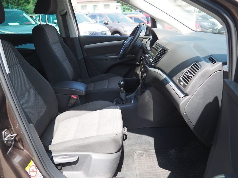 Volkswagen Sharan (2011) 2.0 TDI, 103 kW, 7 míst - fotka 17 z 31