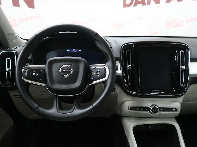 Volvo XC40 2,0 D4 AWD MOMENTUM CZ - fotka 28 z 39
