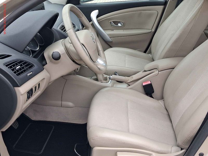 Renault Fluence (2010) 1.6 i, ČR, autoAC, temp. - fotka 9 z 19