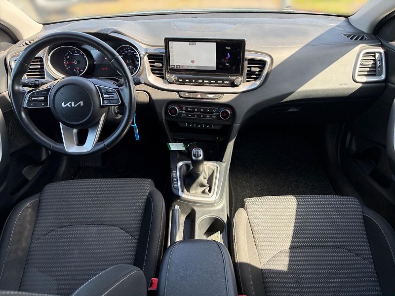 Kia Ceed (2023) TOP 1.5T-GDI 117kW DPH CZ - fotka 9 z 11
