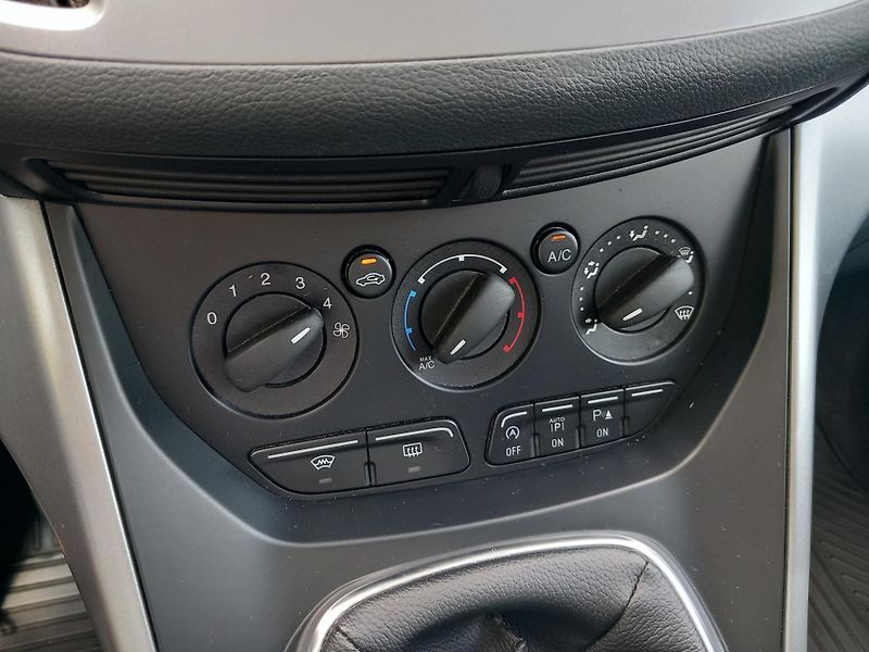 Ford C-MAX (2013) 1,6i NAVI VYHŘ.SED,BEZ KOROZE! - fotka 28 z 46