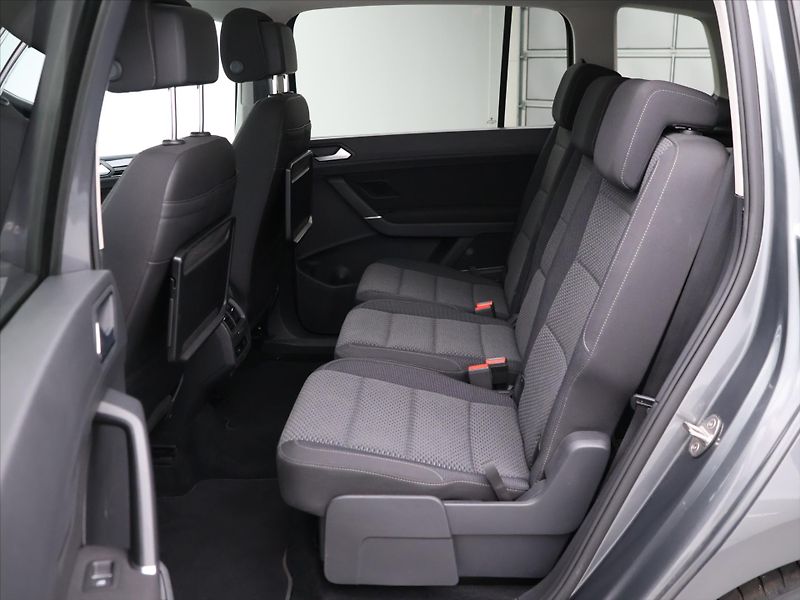 Volkswagen Touran 1,6 TDI DSG Panorama LED 1.Maj - fotka 14 z 31