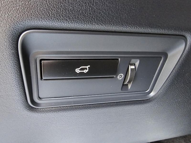 Land Rover Range Rover VOGUE 4,4 V8 250kW 4x4 TAŽNÉ - fotka 58 z 61