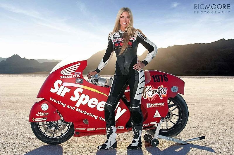 Vítejte v Bonneville Salt Flats! Cedule, která vítá návštěvníky solného jezera, kde se dosahuje rychlostních rekordů.