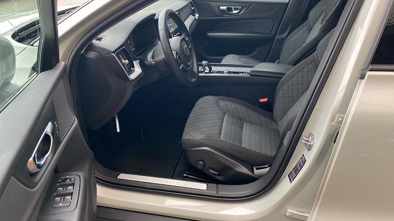 Volvo V60 Cross Country Pro, B4 AWD, 145 - fotka 6 z 28