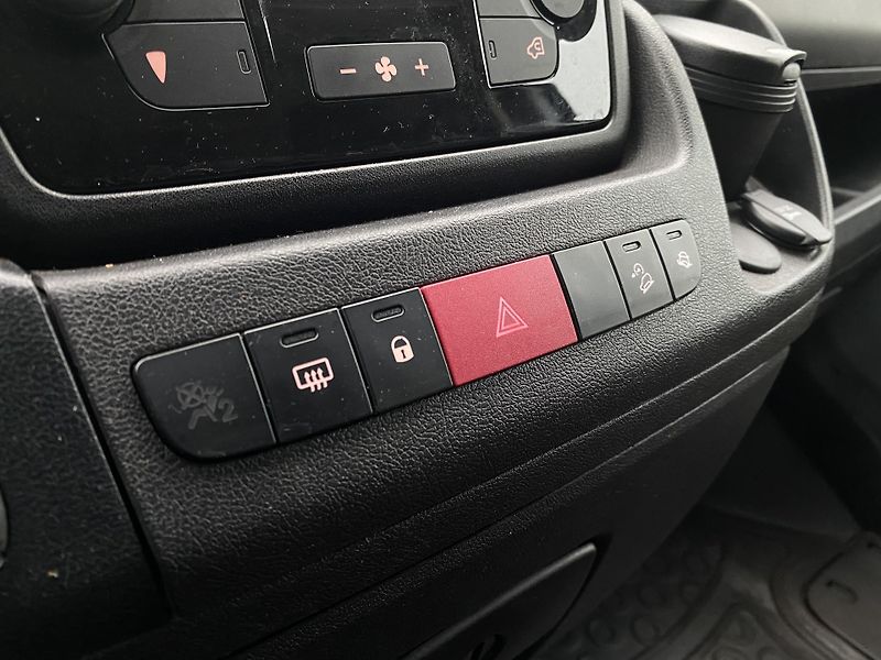 Peugeot Boxer (2019) L1H1 BlueHDi 140k MAN6 9 míst - fotka 20 z 22