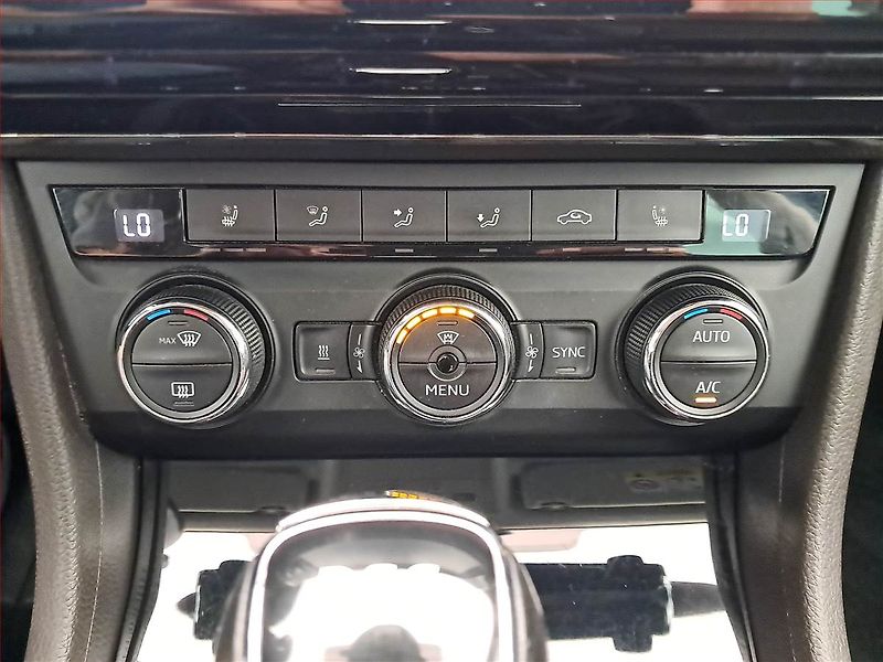 Škoda Superb (2015) Laurin&Klement 2.0 TDI 4x4 - fotka 17 z 22
