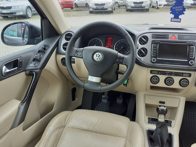 Volkswagen Tiguan (2010) 2.0 TSi R-Line 4x4 - fotka 8 z 34