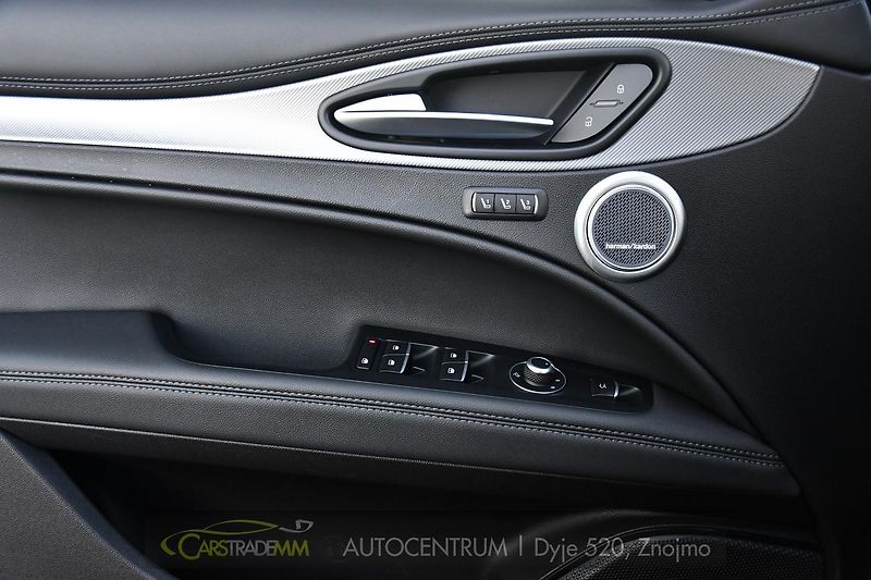 Alfa Romeo Stelvio 2.2D 16V 154kW Veloce AT8-Q4 - fotka 26 z 52