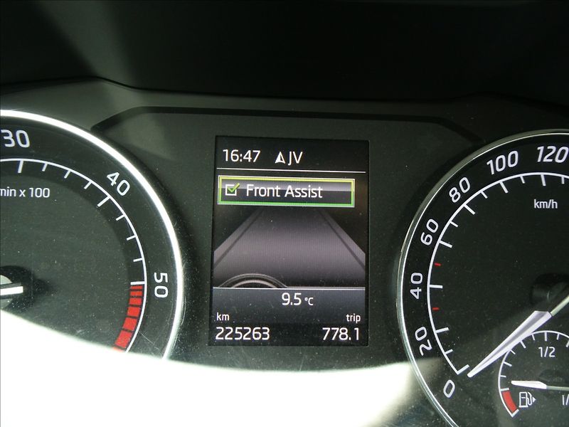 Škoda Superb 1,6 TDi 88kW DPH 2x kola - fotka 30 z 35