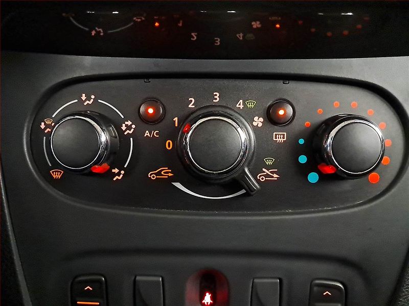 Dacia Logan (2016) 1.2 16V, ČR,1.maj - fotka 14 z 15