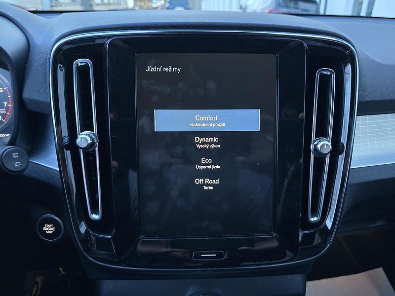 Volvo XC40 - fotka 16 z 39