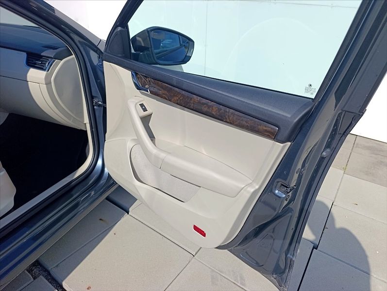 Škoda Octavia 1,6 TDi 4x4 Navi,Kůže,Aut.klim - fotka 26 z 36