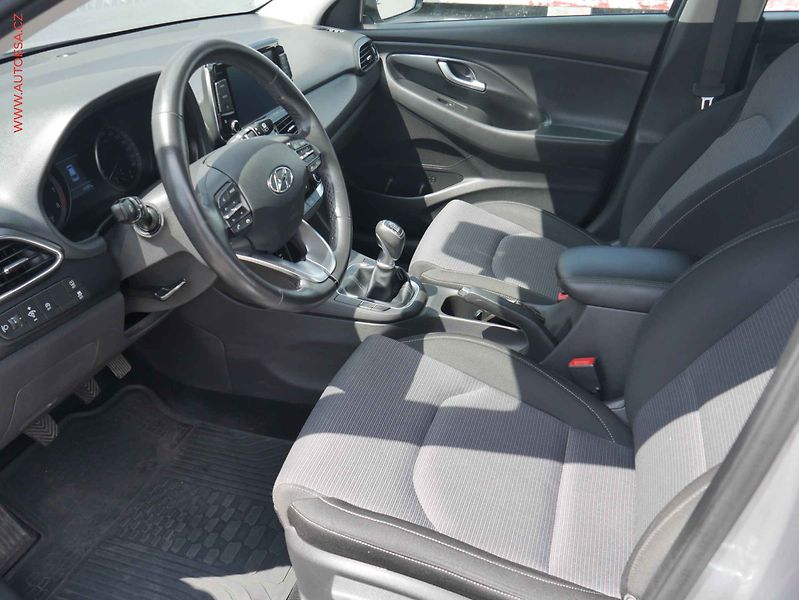 Hyundai i30 (2021) 1.5 DPi, ČR, AC, LED, kamera - fotka 9 z 15