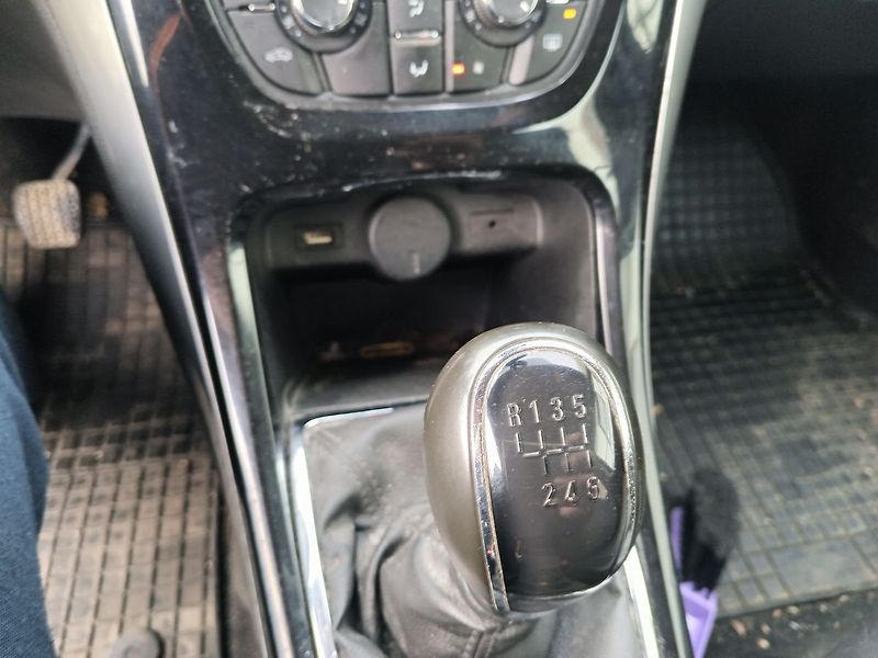 Opel Astra 1.4i Turbo Cosmo LPG - fotka 16 z 29