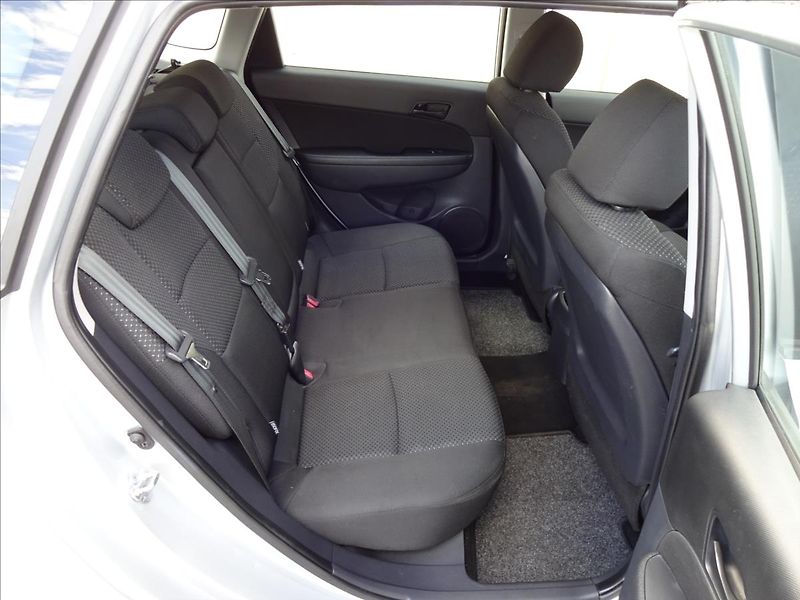 Hyundai i30 1,4i 16V 80kW LPG COMBI - fotka 23 z 46