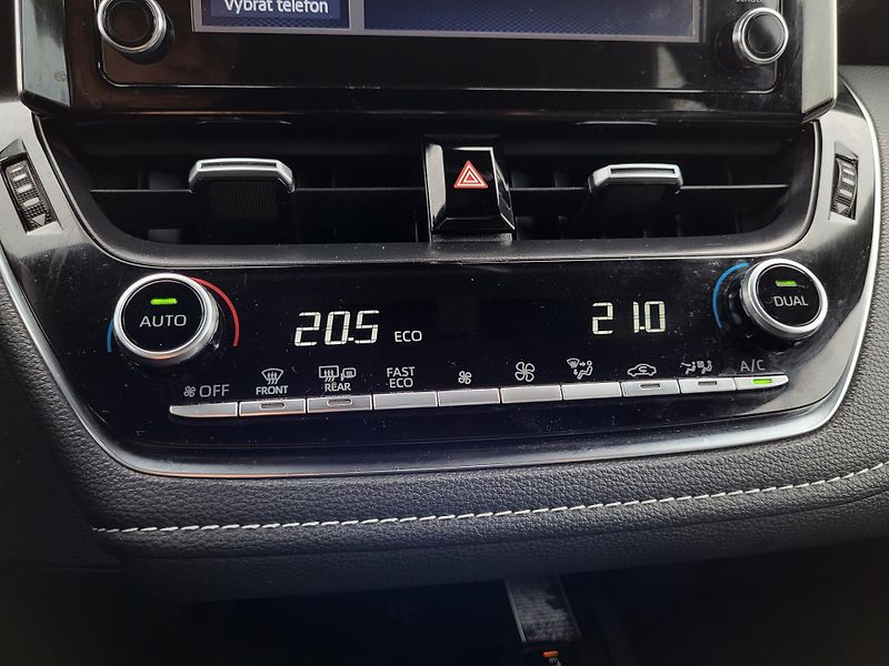 Toyota Corolla 2.0 Hybrid e-CVT 112kW Trek - fotka 15 z 46