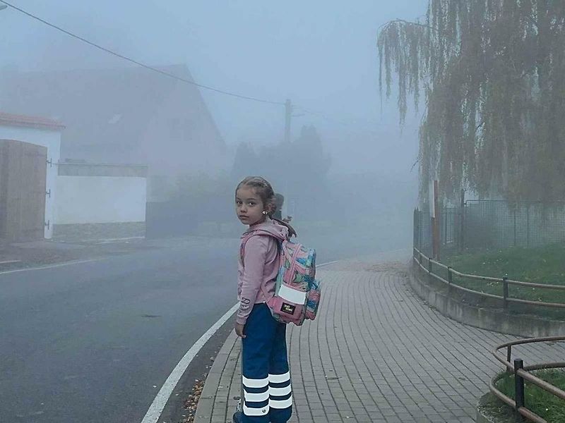 Maketa školačky u silnice před školou v Vysoké.